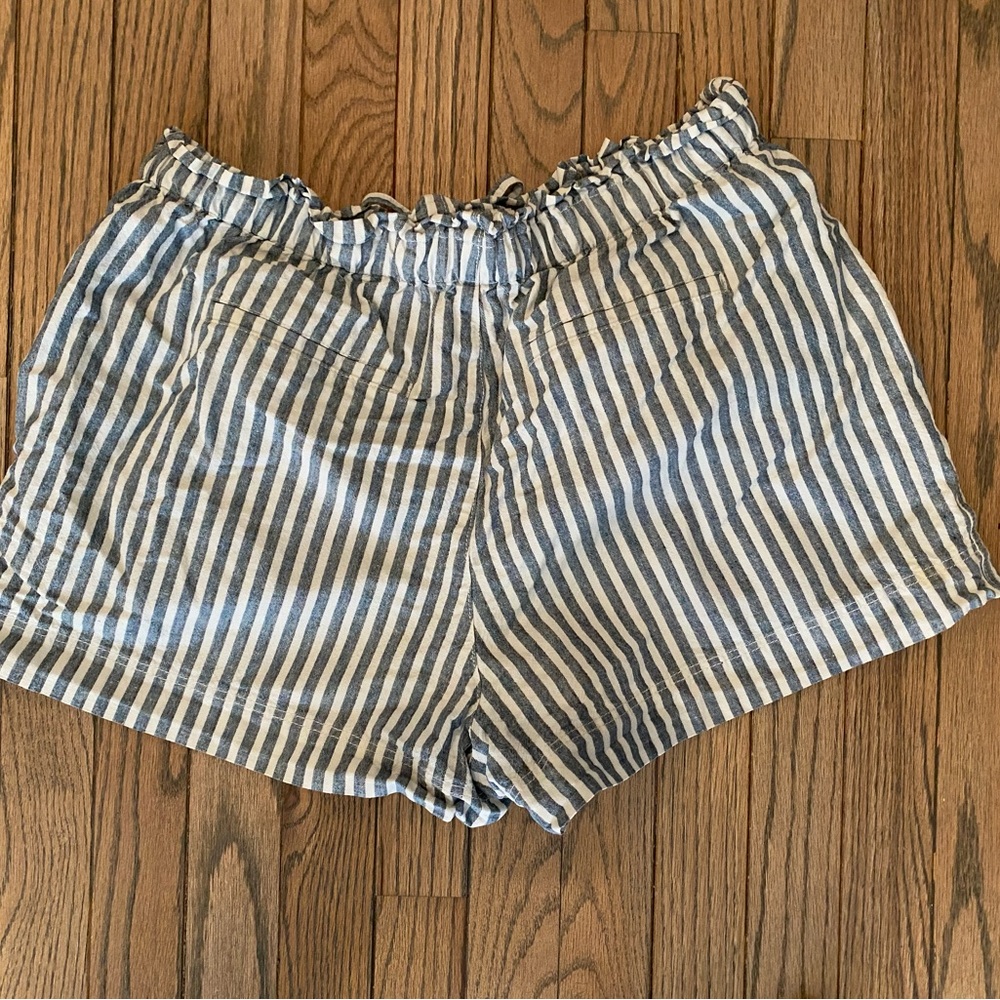 Uniqlo Blue and White Striped Shorts - Picture 2 of 3